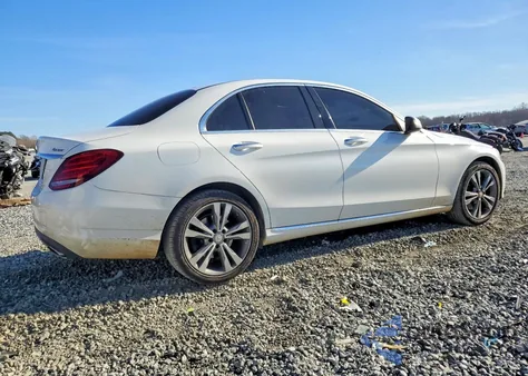 2015 Mercedes-Benz C 300 4Matic z USA, uszkodzony, nr VIN 55SWF4KB6FU020356